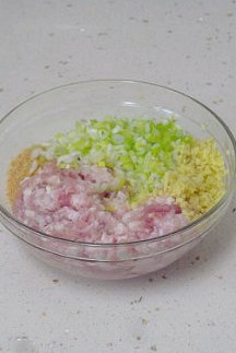猪肉大葱饺子 ,将所有饺子馅料放入碗中,用筷子按照一个方向搅匀,至能看到肉拉丝,即成饺子馅。