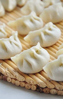猪肉大葱饺子 ,全部包好,锅中水开后放入饺子,大火煮开再两次沸后冲入小半碗凉水,煮至饺子全部浮起。