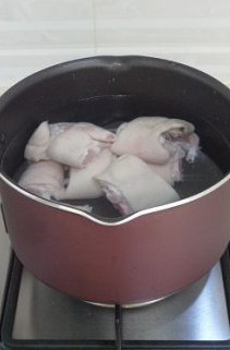 【凉拌酸辣黑啤猪蹄】,猪蹄洗净跟冷水一起下锅焯水,大火煮开,再小火稍煮3分钟左右。