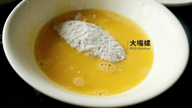 劲脆特制炸鸡翅丨大嘴螺,第二步放入鸡蛋液内,裹上之后迅速取出