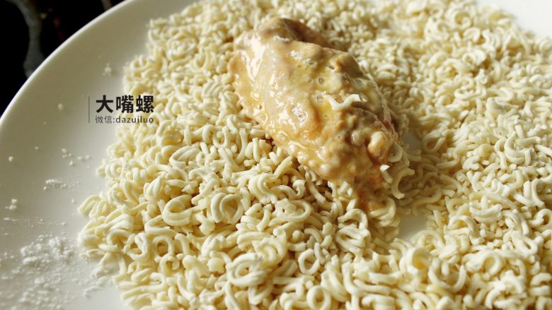 劲脆特制炸鸡翅丨大嘴螺,最后一步再裹上方便面,沾了鸡蛋液的鸡翅很粘,完全可以沾上