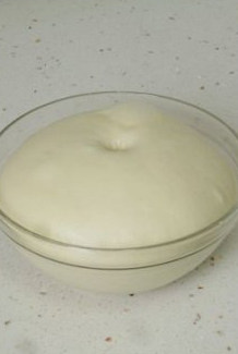 百变配方之椰蓉豆沙面包 ,盖上湿布让面团发酵至原来的两倍大。