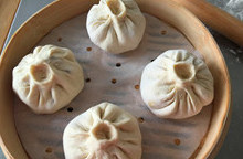 茄丁酱肉包,冷水上锅,大火蒸15分钟后关火,3~5分钟后揭盖,完工。
