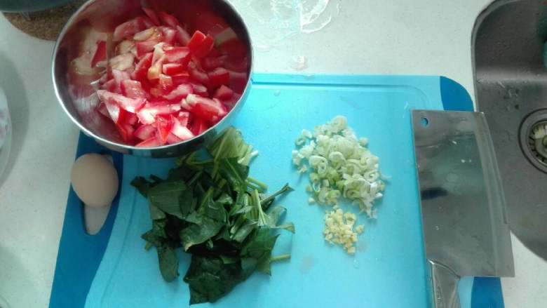 疙瘩汤（懒人版）,切了……<a style='color:red;display:inline-block;' href='/shicai/ 3551'>西红柿</a>切小点，说好的懒人版<a style='color:red;display:inline-block;' href='/shicai/ 3551'>西红柿</a>一定懒得去皮^ω^