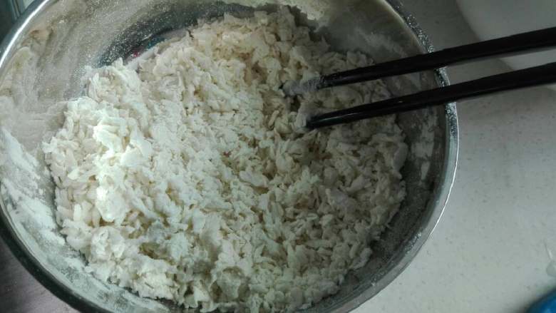 疙瘩汤（懒人版）,慢慢加一点水，筷子转圈把它们搞成小疙瘩