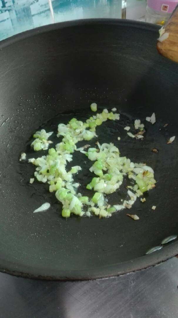 疙瘩汤（懒人版）,把<a style='color:red;display:inline-block;' href='/shicai/ 3250'>葱</a>末<a style='color:red;display:inline-block;' href='/shicai/ 37'>姜</a>末爆香～我喜欢<a style='color:red;display:inline-block;' href='/shicai/ 3250'>葱</a>花稍微糊一点香味浓，放胡椒粉，放酱油