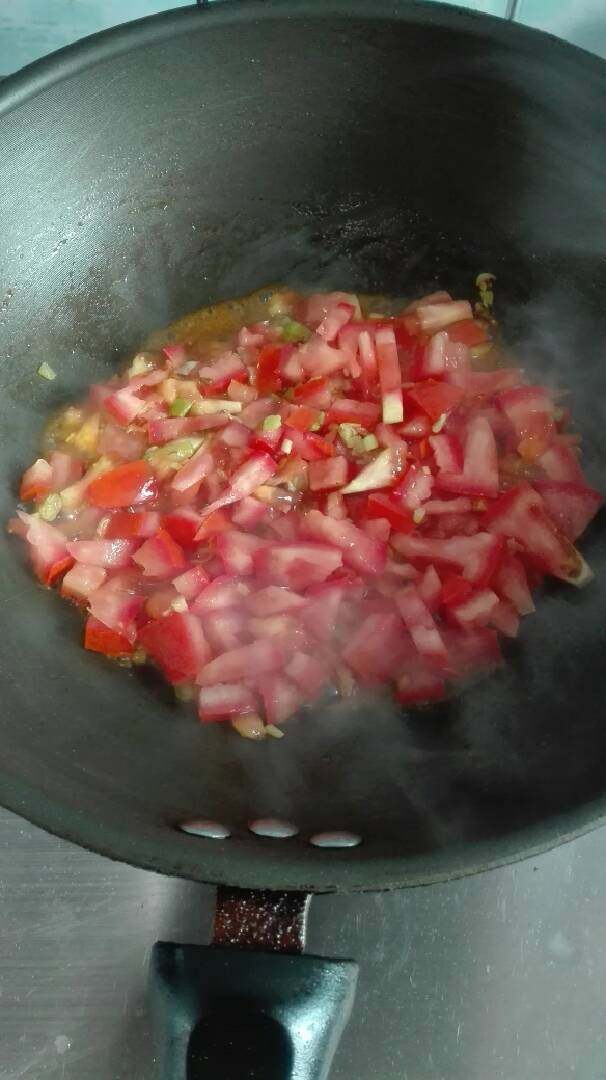 疙瘩汤（懒人版）,放番茄煮烂，放一点糖，放盐，鸡精