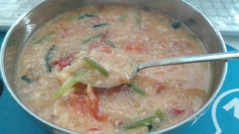 疙瘩汤（懒人版）,……后<a style='color:red;display:inline-block;' href='/shicai/ 4687'>面</a>步骤忘了拍，大概就是，放水煮开，把疙瘩放进去，<a style='color:red;display:inline-block;' href='/shicai/ 9'>鸡蛋</a>打散，水不停转圈，放<a style='color:red;display:inline-block;' href='/shicai/ 117'>菠菜</a>，调咸淡～ending