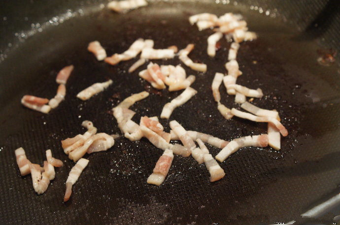 培根迷迭香小土豆,锅热油，加入培根翻炒直至培根金黄焦脆