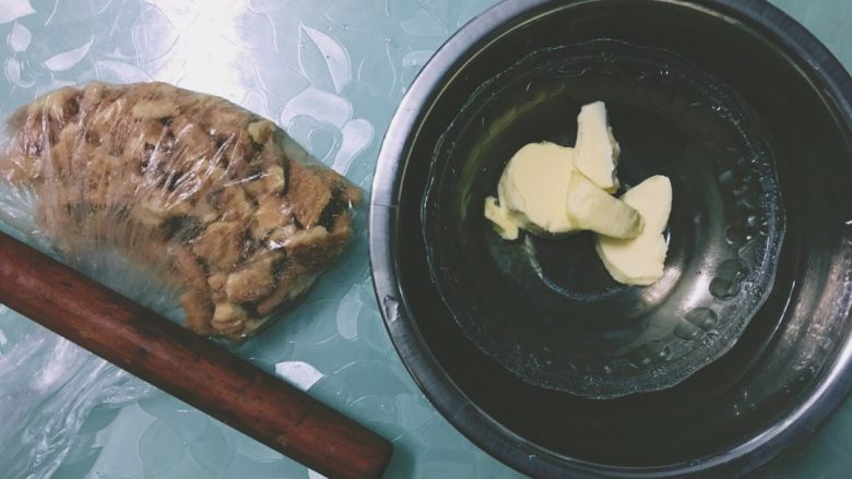 抹茶红豆冻芝士,消化饼干放保鲜袋里,用擀面杖碾碎。