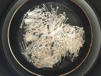 黑松露酱拌杂菌,金针菇在沸水中焯15秒捞出,也用凉白开冲凉备用。