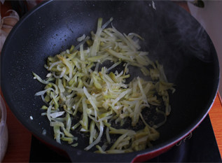 嫩滑爽口的下饭小菜——榨菜鸡丝 ,锅内到少许油,炒榨菜,炒出香味。