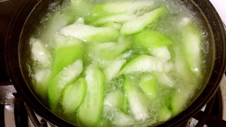 丝瓜蛋花汤,先烧水，水开后倒入少许食用油，然后放入丝瓜