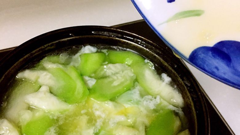 丝瓜蛋花汤,待水再次开锅后倒入打好的鸡蛋，一边倒一边用汤勺按顺时针方向搅拌