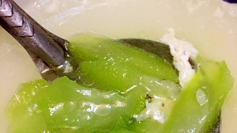 丝瓜蛋花汤,最后根据个人口味加入适量的盐便可以出锅啦