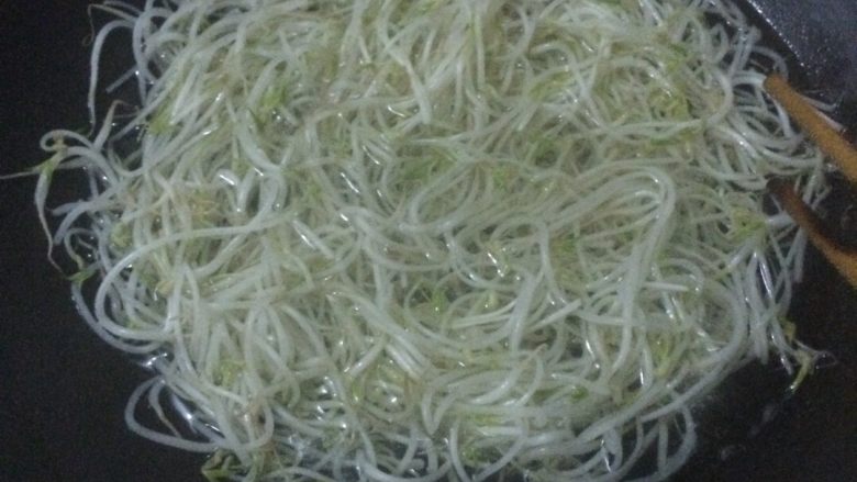 凉拌绿豆芽,绿豆芽洗净，去壳，