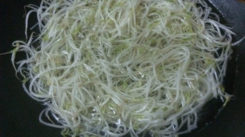 凉拌绿豆芽,锅里加水，煮开后，加入豆芽，煮五分钟