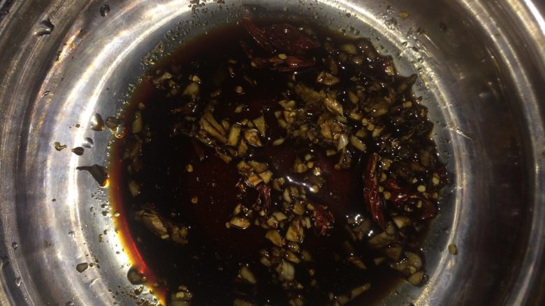 凉拌绿豆芽,拿出一个大盘子，放入姜蒜，花椒粉，辣椒粉，鸡粉，少许盐，不放也可以，生抽，