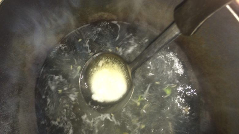 凉拌绿豆芽,我用的是猪油，锅里剩下的水，拿出一个汤匙，吧油里面，加热，不要让汤匙掉下去