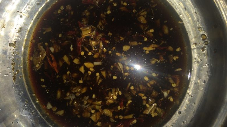 凉拌绿豆芽,加热后，倒入，拌好的调料理