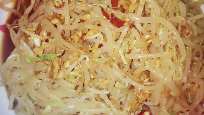 凉拌绿豆芽,加入，豆芽，搅拌均匀。