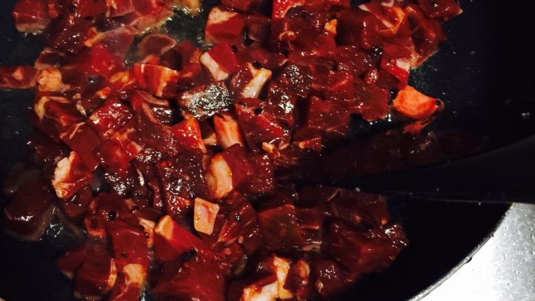 黑椒牛肉粒,锅内入油,下入腌制好的牛肉