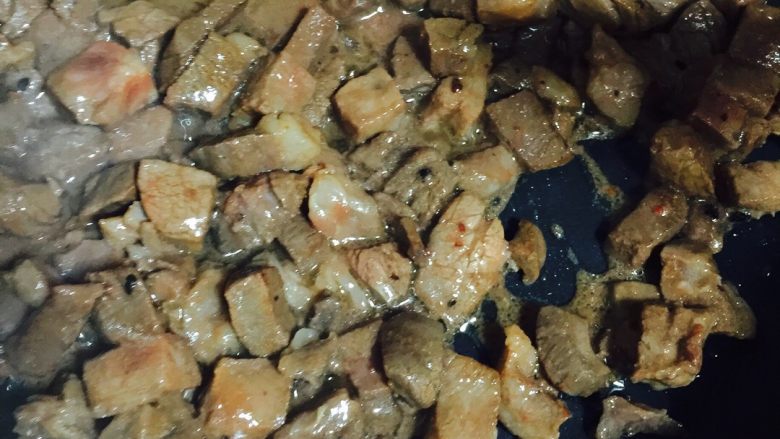 黑椒牛肉粒,大火迅速划熟,盛盘待用