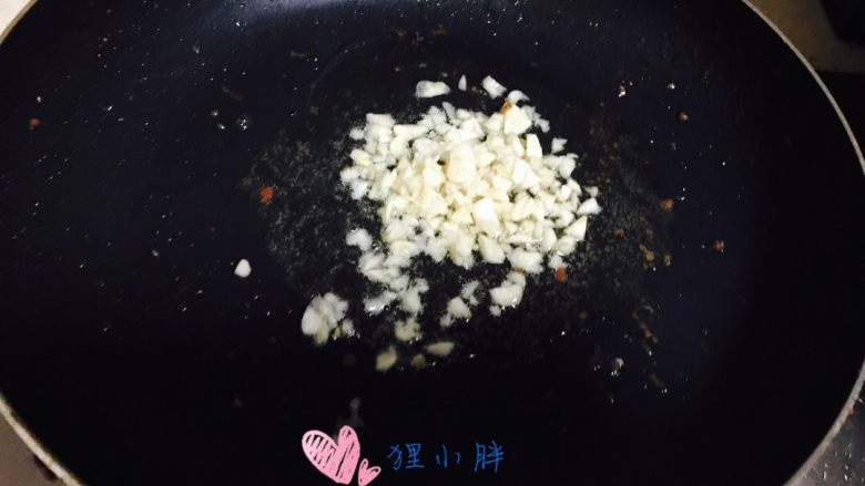 黑椒牛肉粒,锅内入油，爆香蒜末