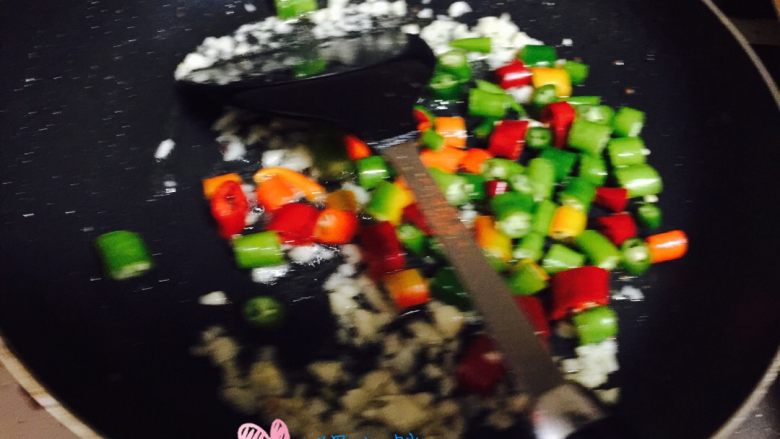 黑椒牛肉粒,爆出蒜香后下入青红椒段,爆香