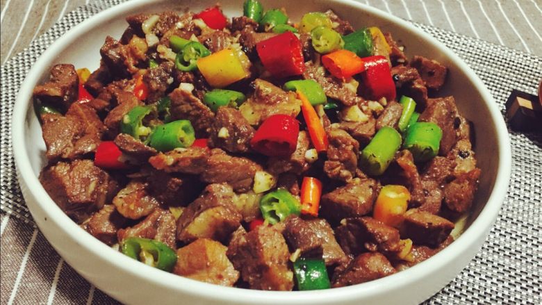黑椒牛肉粒,牛肉粒爽滑Q弹,这个菜的关键就是炒牛肉粒的时候动作一定要迅速,最好是牛里脊肉,我这次买的不是纯里脊,出锅前翻炒也要迅速,牛肉炒老了就不好吃了。最后祝大家国庆节快乐啦。