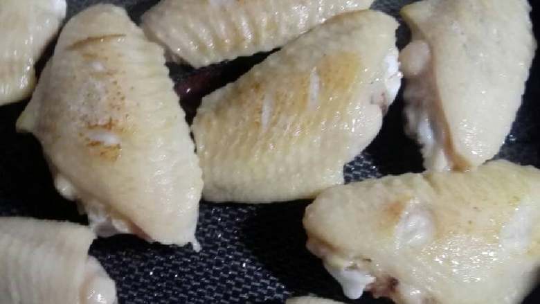 “鸡翅烧土豆”绅士私房菜,取锅烧油放入腌制好的鸡翅俩面煎至焦黄色即可