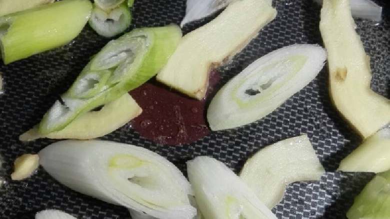 “鸡翅烧土豆”绅士私房菜,大火爆香配料