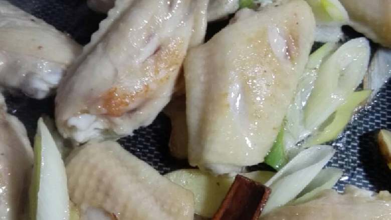 “鸡翅烧土豆”绅士私房菜,加入鸡翅翻炒片刻