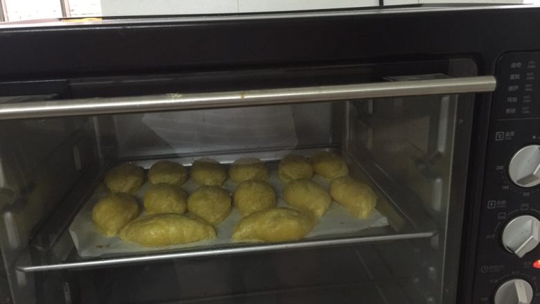 正宗榴莲酥,把半成品放进烤炉里,上下火150度,大概是二十分钟