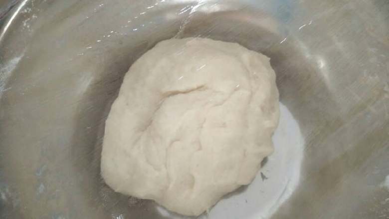 蛋黄酥,将揉好的面团盖上保鲜膜醒上几分钟