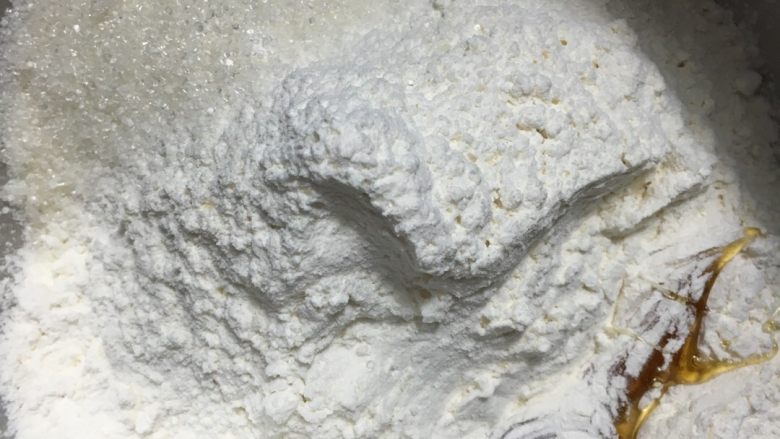 奶香蛋黄酥,先制作酥皮,把除黄油以外的材料放入厨师机搅拌,水的话先添加一大半,看面粉的吸水性逐步加入,搅拌成团状后,加入黄油继续搅拌