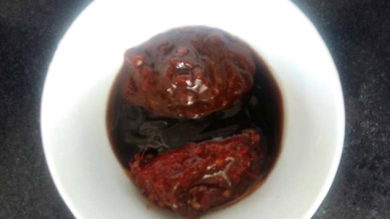三汁焖鸡,蚝油,黄豆酱,豆瓣酱按3:3:2调制。搅拌均匀待用