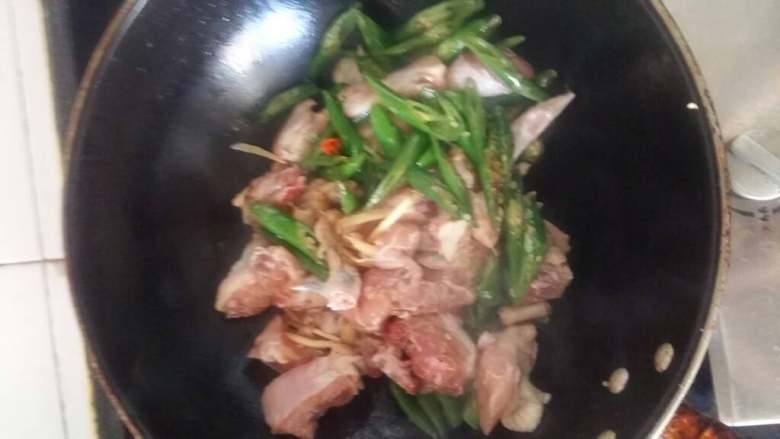三汁焖鸡,美人椒5成熟时,放入鸡肉翻炒5分钟