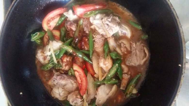 三汁焖鸡,加入三分之二水,盖上锅盖。闷煮15分钟