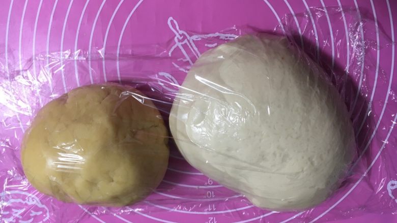 奶香蛋黄酥,置于案上,覆盖保鲜膜