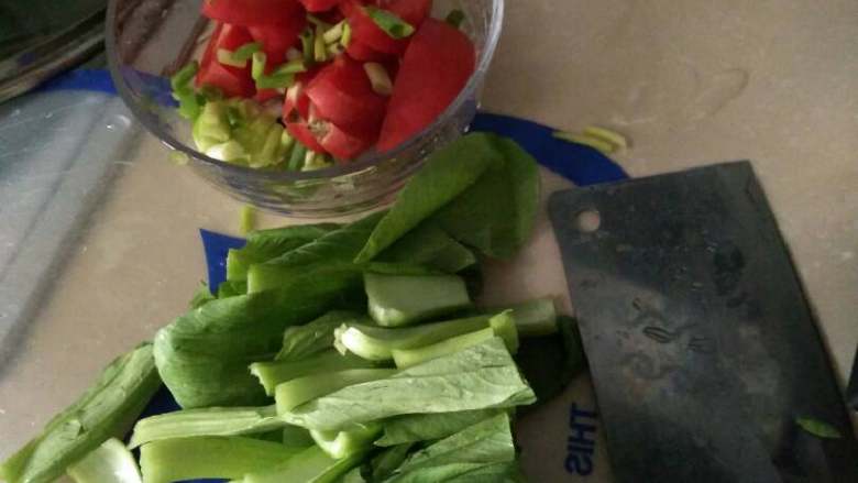 懒人餐之番茄鸡蛋青菜面,材料准备好