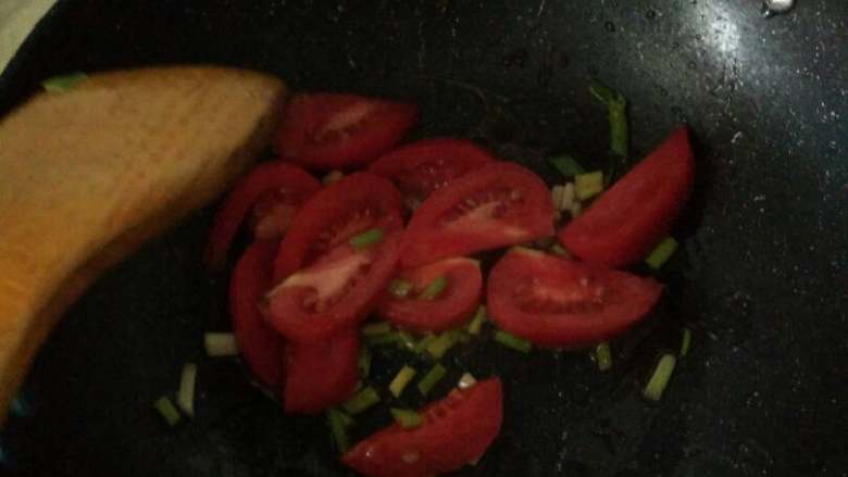 懒人餐之番茄鸡蛋青菜面,放入葱爆炒，出香味后放入番茄，炒2分钟