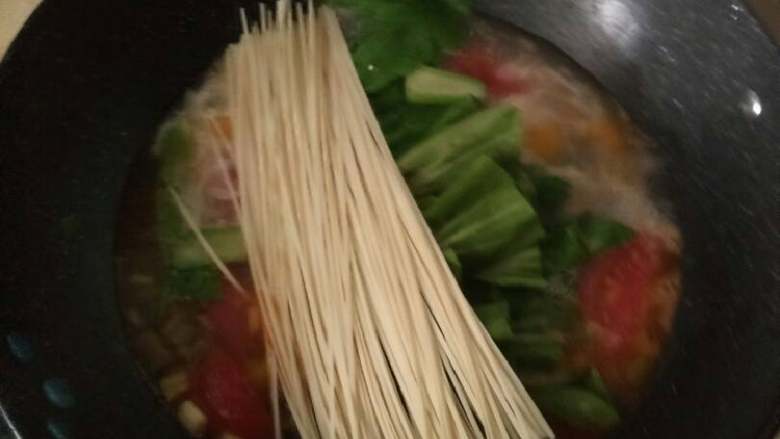 懒人餐之番茄鸡蛋青菜面,防一碗水。水烧开后，放入鸡蛋，青菜和面条