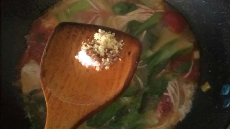 懒人餐之番茄鸡蛋青菜面,放入调料