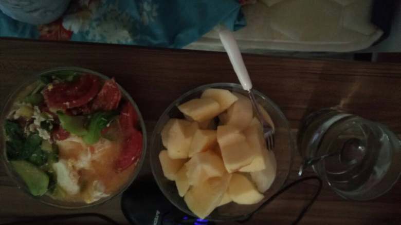 懒人餐之番茄鸡蛋青菜面,出锅啦～一杯蜂蜜水，一个苹果一个梨，一碗面。