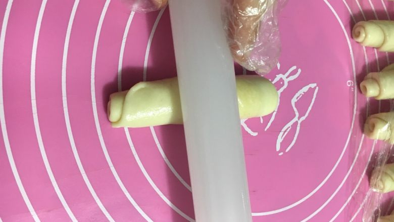 奶香蛋黄酥,拿过一卷,再擀开