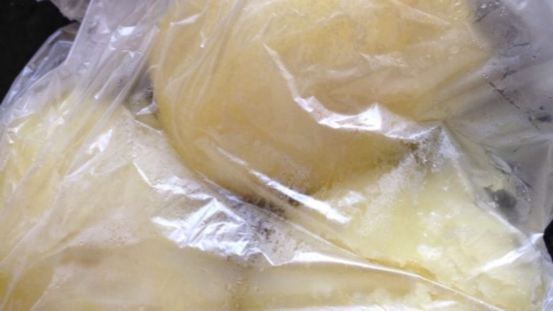 洋葱土豆圈,<a style='color:red;display:inline-block;' href='/shicai/ 23'>土豆</a>去皮蒸熟。