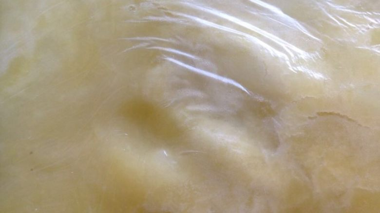 洋葱土豆圈,放入保鲜袋中压成泥。