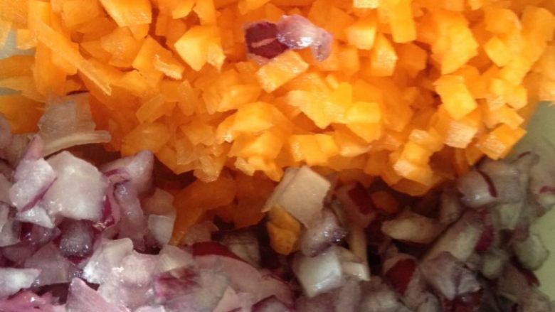 洋葱土豆圈,<a style='color:red;display:inline-block;' href='/shicai/ 25'>胡萝卜</a>、香肠切丁，<a style='color:red;display:inline-block;' href='/shicai/ 29'>洋葱</a>一部分切丁，一部分切成圈，<a style='color:red;display:inline-block;' href='/shicai/ 29'>洋葱</a>圈内圈沾上一层薄薄的生粉备用。