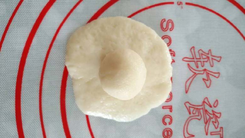 蛋黄酥,将酥皮压平,将油酥放入中间